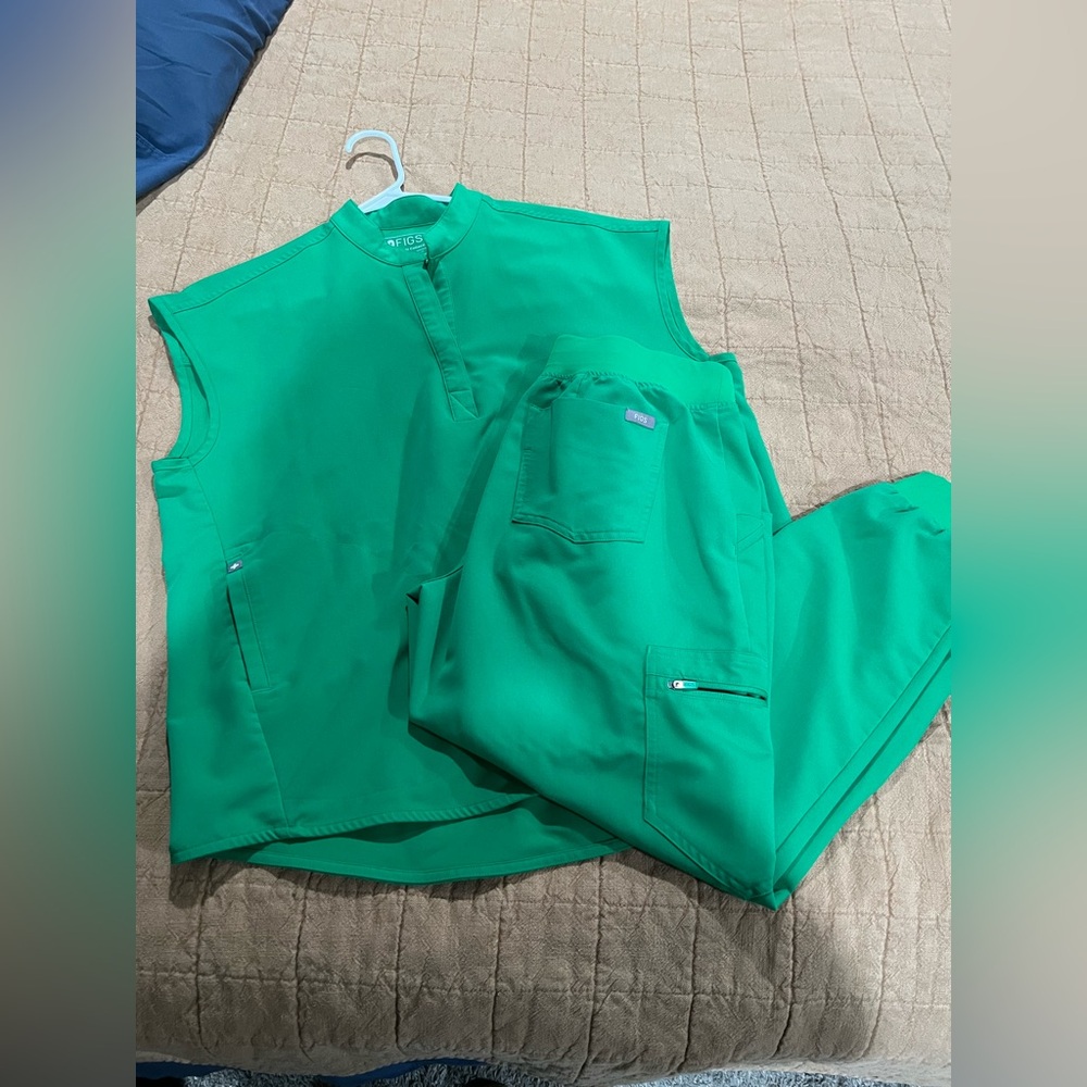 FIGS Scrubs Set